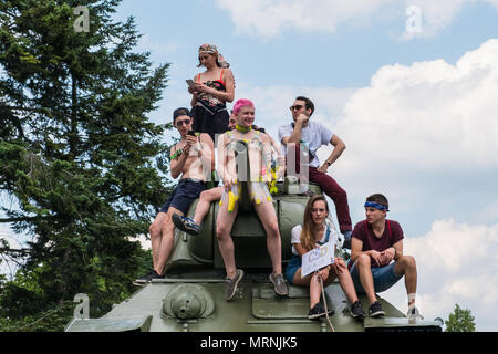 Berlin, Germany - may 27, 2018: People on tank of soviet war memorial in Berlin during protest against AFD / Alternative for Germany (German: Alternative für Deutschland, AfD), a right-wing to far-right political party in Germany. Credit: hanohiki/Alamy Live News Stock Photo