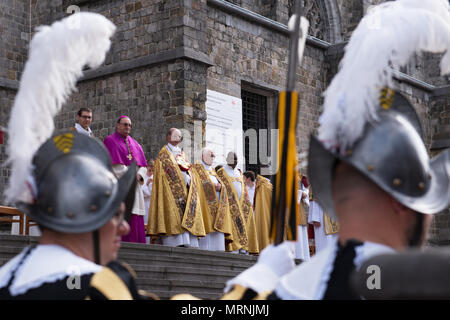 Mons, Belgium. 27th May, 2018. Clergy of Catholic Church greets participants of Procession of Car D’Or during Ducasse celebrations on May 27, 2018 in Mons, Belgium Credit: Skyfish/Alamy Live News Credit: Skyfish/Alamy Live News Stock Photo