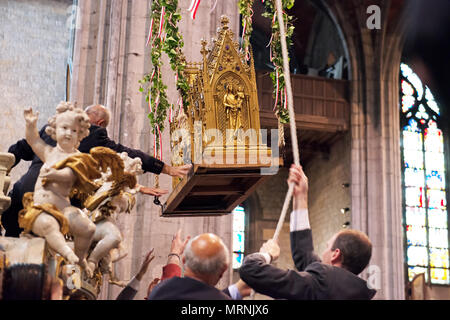 Mons, Belgium. 27th May, 2018. Unload of the Shrine of Saint Waltrude from the Car d’Or on the end of the procession in Saint Waltrude Collegiate Church during ducasse on May 27, 2018 in Mons, Belgium Credit: Skyfish/Alamy Live News Credit: Skyfish/Alamy Live News Stock Photo