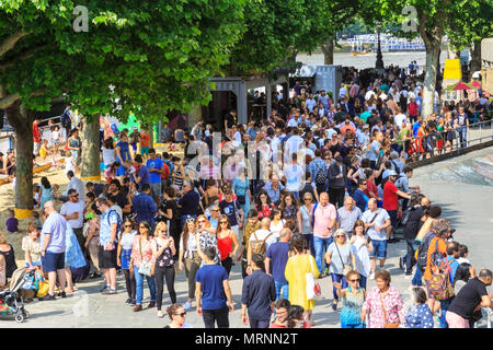 South Bank, London, 27th May 2018. The warm sunshine brings out crowds of Londoners and tourists for a stroll along the South Bank on the River Thames. Following a night with heavy thunder storms and torrential rain, London has seen warm, humid temperatures and sunshine on the Bank Holiday Sunday.