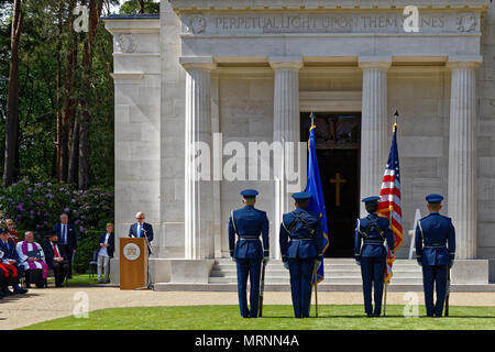 Brookwood American Military Cemetery, Surrey, UKBrookwood American Military Cemetery, Surrey, UK. Sun 27th May 2018 Brookwood American Cemetery, Surrey UK. Ambassador Johnson's Ceremonial address at the American Military Cemetery Chapel with the Color Guard USAF 501st CSW, RAF Alconbury in the foreground. Credit: wyrdlight/Alamy Live News Stock Photo