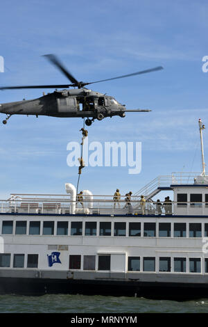 guard coast san maritime crewmembers security safety team pave hh hawk 60g exercise francisco training during 129th interagency rope rescue