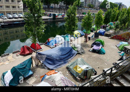 A migrant camp, mainly home to Afghans, has been spreading along the Canal Saint-Martin in récent months - Paris - France Stock Photo