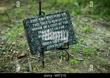 A commemorative plaque stands on display after a wreath laying ceremony at the Jangjin (Chosin) Reservoir Memorial, National Museum of the Marine Corps, Triangle, Va., June 28, 2017. President of the Republic of South Korea, Moon Jae-In visited the site to honor the service and sacrifice of Korean and American service members during a major battle and one of the largest humanitarian missions during the Korean War. (U.S. Marine Corps photo by: Lance Cpl. Micha R. Pierce) Stock Photo