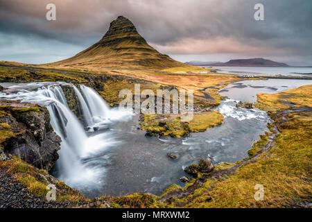 Grundafjordur, Snaefellsnes Peninsula, Western Iceland, Iceland. Kirkjufell mountain and Kirkjufellfoss waterfall Stock Photo