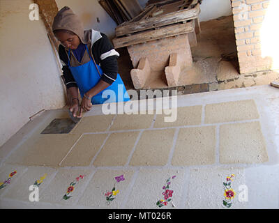 Woman of the Betsileos people producing handmade paper with flowers, Ambalavao, Madagascar Stock Photo