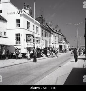 1950s, historical picture showing the Magpie Cafe, a well-known seafood restaurant in Pier Road, Whitby, England, UK. The distinctive building was formerly a merchant's house, before becoming a cafe in around 1939 and which overlooks the harbour. Stock Photo