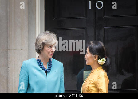 Whitehall, London, UK. 13th September 2016. British Prime Minister Theresa May greets the Burmese leader and State Counsellor Aung San Suu Kyi outside Stock Photo