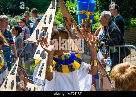 Luton, UK. 27th May, 2018. Luton’s vibrant 42nd International Carnival encircles Wardown Park. Thousands watched the colourful procession pass. Credit: Stephen Bell/Alamy Live News. Stock Photo