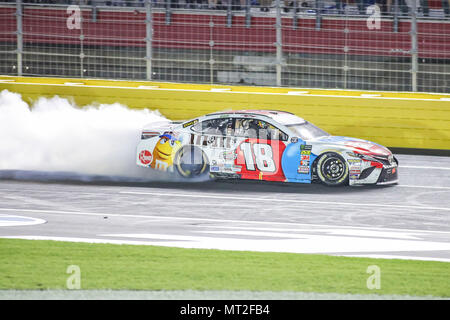 Concord, NC, USA. 27th May, 2018. Monster Energy NASCAR Cup Series driver Kyle Busch (18) wins the Coca-Cola 600 in Concord, NC. Jonathan Huff/CSM/Alamy Live News Stock Photo