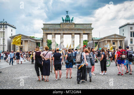 Germany,Berlin-Mitte, 27th May 2018. Shining Demonstration by the 'The Many' against the Nation-wide right-wing AFD demo on the same day. Protesters assembled in Weinberg Park dressed in shining clothes and carrying shiny banners & flags The demonstrators marched from the park through Mitte to the Brandenburg Gate to protest against racism, anti-semitism, Fascism & Nazism. The Many is an association of artists,ensembles and actors who oppose right-wing extremism and stand for democracy  and a diverse Society. credit: Eden Breitz/Alamy Live News Stock Photo