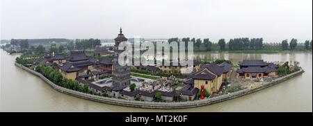 Yangzh, Yangzh, China. 26th May, 2018. Yangzhou, CHINA-26th May 2018: The Zhenguo Temple is located at an isle in Beijing-Hangzhou Grand Canal in Yangzhou, east China's Jiangsu Province. Credit: SIPA Asia/ZUMA Wire/Alamy Live News Stock Photo