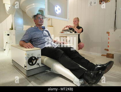 28 May 2018, Germany, Frankfurt am Main: Eintracht Frankfurt legend Karl-Heinz 'Charly' Koerbel sitting in a magnetoencephalography (MEG) machine after a press conference by the Senckenberg Gesellschaft and the Hertie Stiftung. Koerbel allowed his brain to be scanned for a project that is to be exhibited at the Senckenberg Naturmuseum Frankfurt. The project intends to explain what happens in a footballer's brain when they hear a referee's whistle or touch the ball. Photo: Arne Dedert/dpa Stock Photo