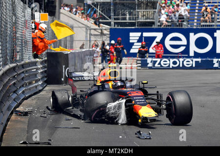 Monte Carlo, Monaco. 27th May, 2018. Crash, Max Verstappen, Red Bull Racing, formula 1 GP, Monaco 26.05.2018 Credit: mspb/Jean Petin *** Local Caption *** RUBIO | usage worldwide/dpa/Alamy Live News Stock Photo