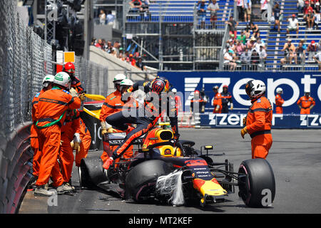 Monte Carlo, Monaco. 27th May, 2018. Crash, Max Verstappen, Red Bull Racing, formula 1 GP, Monaco 26.05.2018 Credit: mspb/Jean Petin *** Local Caption *** RUBIO | usage worldwide/dpa/Alamy Live News Stock Photo