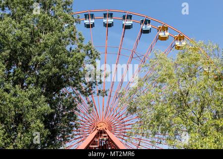 Berlin, Deutschland. 25th May, 2018. View of the rusting Ferris wheel in the former Spree Park in the Berlin Plaenterwald, in the foreground are dummies of houses. In GDR times, the park was a well-attended amusement park. Gruen Berlin GmbH will redesign the park. | usage worldwide Credit: dpa/Alamy Live News Stock Photo