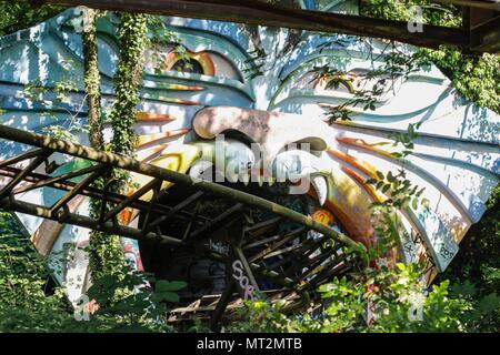 Berlin, Deutschland. 25th May, 2018. View of the rustling rollercoaster in the former Spreepark in the Berlin Plaenterwald, in the foreground are dummies of houses. In GDR times, the park was a well-attended amusement park. Gruen Berlin GmbH will redesign the park. | usage worldwide Credit: dpa/Alamy Live News Stock Photo