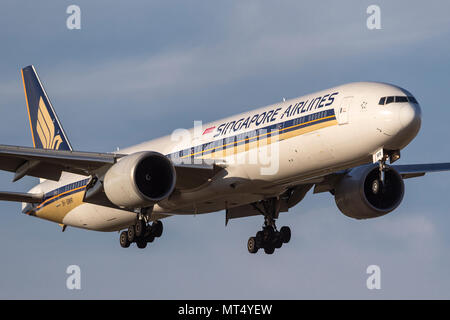 Singapore Airlines Boeing 777-300 (777-312/ER) airliner 9V-SWR on
