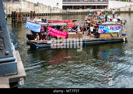 Germany,Berlin-Mitte, 27th May 2017. Anti AfD boat protest on the river Spree to counter nation-wide AfD demo.                                         Stock Photo