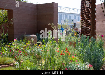 Visitors to the RHS Chelsea Flower Show looking at the M&G Garden designed by Sarah Price at The RHS Chelsea Flower Show 2018, London, UK Stock Photo