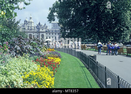 1988 HISTORICAL FLOWER BEDS ST JAMES’S PARK LONDON ENGLAND UK Stock Photo