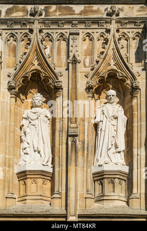 Statues,Queen Elizabeth Second,Elizabeth Regina,Prince Philip,Duke of Edinburgh,Canterbury Cathedral,Canterbury,Kent,England On 26 March 2015 two stat Stock Photo
