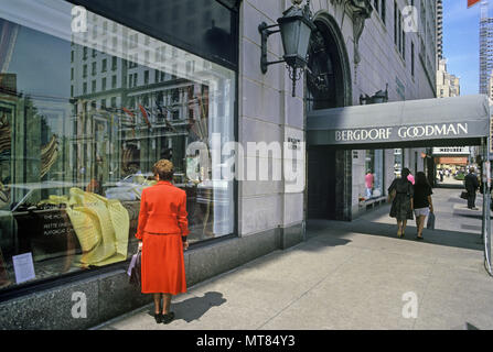 1988 HISTORICAL BERGDORF GOODMAN DEPARTMENT STORE FIFTH AVENUE MANHATTAN NEW YORK CITY USA Stock Photo