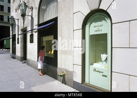 1988 HISTORICAL VAN CLEEF & ARPELS STORE SHOPFRONT FIFTH AVENUE MANHATTAN NEW YORK CITY USA Stock Photo