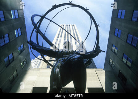 1988 HISTORICAL ATLAS STATUE (©LEE LAWRIE 1937) ROCKEFELLER CENTER (©RAYMOND HOOD 1939) FIFTH AVENUE MANHATTAN NEW YORK CITY USA Stock Photo