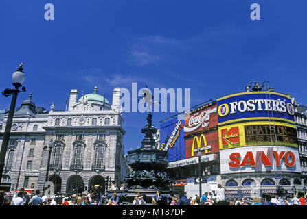 1988 HISTORICAL EROS STATUE SHAFTSBURY MEMORIAL FOUNTAIN (©ALFRED GILBERT 1893) PICCADILLY CIRCUS WEST END LONDON ENGLAND UK Stock Photo