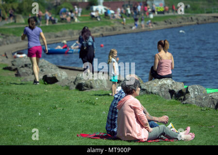 Glasgow, Scotland, UK 28th May.UK Weather: Sunny Summer weather cooks the city and tourists and locals enjoy the weather in the south west  in Lochwinnoch with its historical lake and nature reserve.  Gerard Ferry/Alamy news Stock Photo