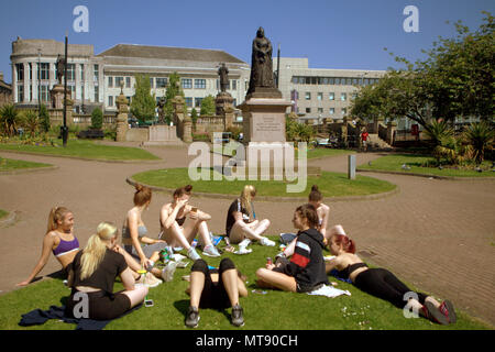 Glasgow, Scotland, UK 28th May.UK Weather: Sunny Summer weather cooks the city and tourists and locals enjoy the weather in the south west  in Paisley with its historical Abbey and statue of queen Victoria who was not amused.  Gerard Ferry/Alamy news Stock Photo