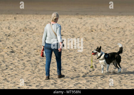 Crosby, Liverpool.  29th May, 2018. UK Weather:  Bright summer sunny day on the north-west coast as local residents and holidaymakers take early morning exercise on the coastal path and Merseyside beach. The beach is festooned with Spring Bank Holiday litter with overflowing bins and garbage blowing in the breeze. The Sefton council containers clearly inadequate for the amount of plastic waste. Credit: MediaWorldImages/AlamyyLiveNews. Stock Photo