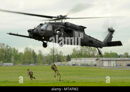 Oregon Air National Guard members from the 142nd Fighter Wing, 125th Special Tactics Squadron, conduct various hoist, rope and rappel training from a MH-60 Blackhawk, as part of ongoing operational readiness training, March 19, 2017, Portland Air National Guard Base, Ore. Stock Photo