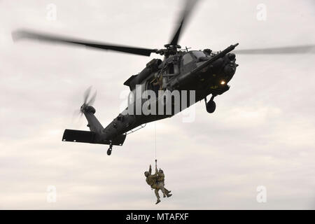 Oregon Air National Guard members from the 142nd Fighter Wing, 125th Special Tactics Squadron, conduct various hoist, rope and rappel training from a MH-60 Blackhawk, as part of ongoing operational readiness training, March 19, 2017, Portland Air National Guard Base, Ore. Stock Photo