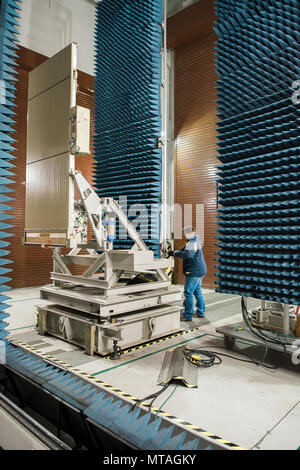 AN TPQ-37 Firefinder radar Stock Photo - Alamy