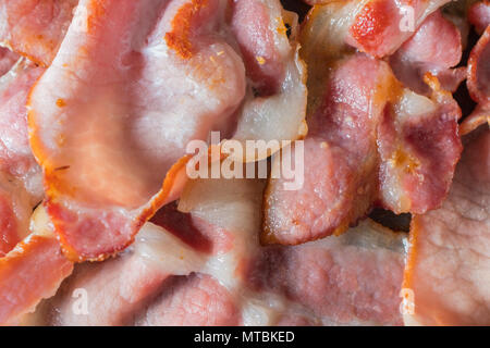 https://l450v.alamy.com/450v/mtbked/fresh-rashers-of-bacon-cooking-in-a-pan-mtbked.jpg