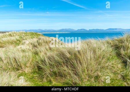 UK, Anglesey, Newborough. 19th May 2018. A view towards Llanddwyn beach and bay from Llanddwyn Island. Stock Photo