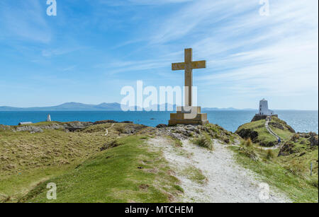 UK, Anglesey, Newborough. 19th May 2018. Twr Mawr Lighthouse and cross on Llanddwyn Island. Stock Photo