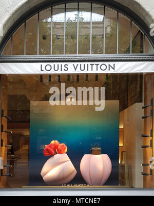 Louis Vuitton boutique in Zurich. The French luxury fashion house is famous  for leather handbags, travel accessories, shoes, watches, sunglasses Stock  Photo - Alamy