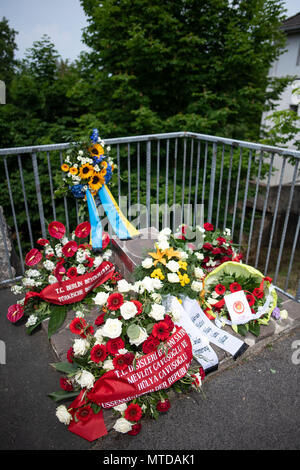 Solingen, Germany. 29 May 2018, Flowers are placed at the site of the arson attack, the former home of the Genc family. 25 years after the racially motivated arson attack of Solingen, the victims are honoured with two events. In the night of 29 May 1993, four right-wing extremists set fire to the house of the Turkish family Genc in North Rhine-Westphalia. Credit: dpa picture alliance/Alamy Live News Stock Photo