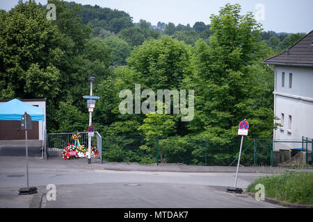 Solingen, Germany. 29 May 2018, Flowers are placed at the site of the arson attack, the former home of the Genc family. 25 years after the racially motivated arson attack of Solingen, the victims are honoured with two events. In the night of 29 May 1993, four right-wing extremists set fire to the house of the Turkish family Genc in North Rhine-Westphalia. Credit: dpa picture alliance/Alamy Live News Stock Photo