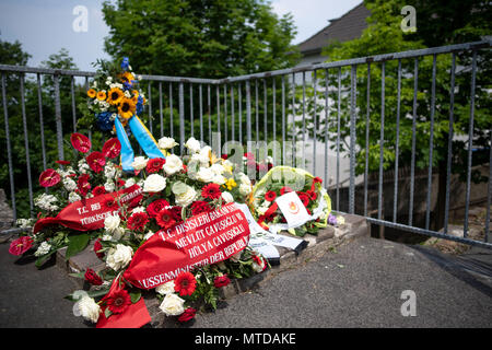 Solingen, Germany. 29 May 2018, Flowers are placed at the site of the arson attack, the former home of the Genc family. 25 years after the racially motivated arson attack of Solingen, the victims are honoured with two events. In the night of 29 May 1993, four right-wing extremists set fire to the house of the Turkish family Genc in North Rhine-Westphalia. Credit: dpa picture alliance/Alamy Live News Stock Photo