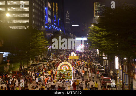 Kuala Lumpur, Kuala Lumpur, Malaysia. 29th May, 2018. Buddhist monks and devotees take part in procession during Vesak day celebration in Kuala Lumpur. Vesak, or Visakha (pronounced way-sak), is a celebration that commemorates the Buddha's birth, enlightenment, and death, and his passing into nirvana. Credit: Kepy/ZUMA Wire/Alamy Live News Stock Photo