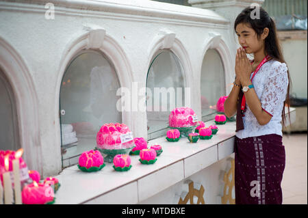 Kuala Lumpur, Malaysia. 29th May, 2018. A devotee woman prays during the Wesak Day celebration on May 29, 2018 at Buddhist Maha Vihara temple in Kuala Lumpur, Malaysia. Credit: Chris JUNG/Alamy Live News Stock Photo