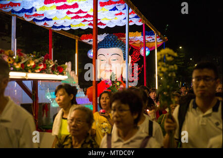 Kuala Lumpur, Malaysia. 29th May, 2018. Buddhist devotees make their way to downtown Kuala Lumpur during the Wesak Day celebration on May 29, 2018 at Buddhist Maha Vihara temple in Kuala Lumpur, Malaysia. Credit: Chris JUNG/Alamy Live News Stock Photo