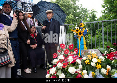 Solingen, Germany. 29 May 2018. Mevlude Genc (C), her granddaughter Ozlem Genc (L) and her husband Durmus participate in the memorial event for the arson attack of Solingen. 25 years after the racially motivated arson attack of Solingen, the victims are honoured with two events. In the night of 29 May 1993, four right-wing extremists set fire to the house of the Turkish family Genc in North Rhine-Westphalia. Credit: dpa picture alliance/Alamy Live News Stock Photo