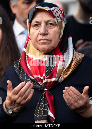 Solingen, Germany. 29 May 2018. Mevlude Genc participates in a prayer at the place of the arson attack. 25 years after the racially motivated arson attack of Solingen, the victims are honoured with two events. In the night of 29 May 1993, four right-wing extremists set fire to the house of the Turkish family Genc in North Rhine-Westphalia. Credit: dpa picture alliance/Alamy Live News Stock Photo