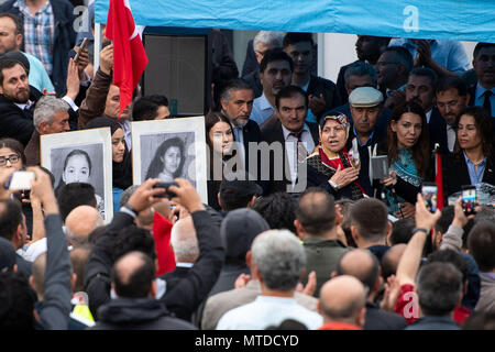 Solingen, Germany. 29 May 2018. Mevlude Genc (C) speaks to the people at the place of the arson attack. 25 years after the racially motivated arson attack of Solingen, the victims are honoured with two events. In the night of 29 May 1993, four right-wing extremists set fire to the house of the Turkish family Genc in North Rhine-Westphalia. Credit: dpa picture alliance/Alamy Live News Stock Photo