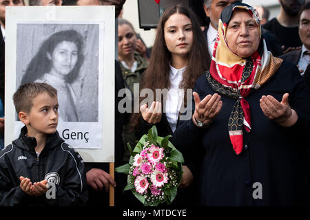 Solingen, Germany. 29 May 2018. Mevlude Genc (R) and her granddaughter Ozlem Genc participate in the prayer at the place of the arson attack. 25 years after the racially motivated arson attack of Solingen, the victims are honoured with two events. In the night of 29 May 1993, four right-wing extremists set fire to the house of the Turkish family Genc in North Rhine-Westphalia. Credit: dpa picture alliance/Alamy Live News Stock Photo